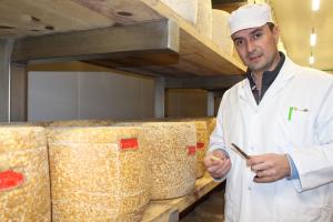 Géraud Brunhes est un passionné de fromages, avec un faible pour les cantal et salers de plus de 365 jours daffinage...