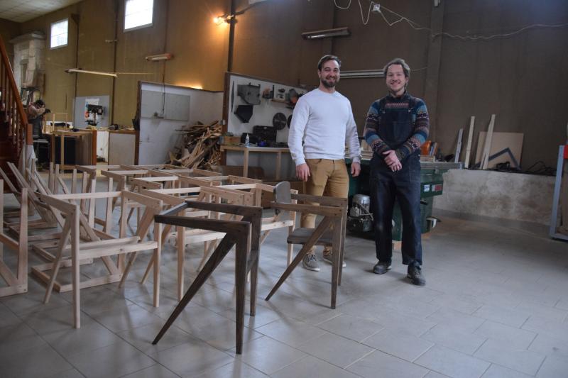 David Nikolenko en gérant multitâche et Baptiste Fau à la création devant les chaises partiront dans un restaurant de Carnac.