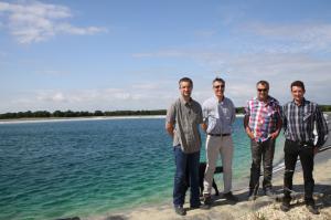 Cyril Poupard, Luc Servant, Jean-Philippe Rousseau et Nicolas Henriet, agriculteurs à Benon, ont organisé une visite des deux sites.