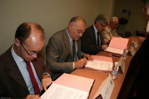 De gauche à droite : Olivier Dauger, Philippe Pinta, Yves Daudigny, ont signé la convention en présence de Paul Girod, président des maires de l'Aisne.