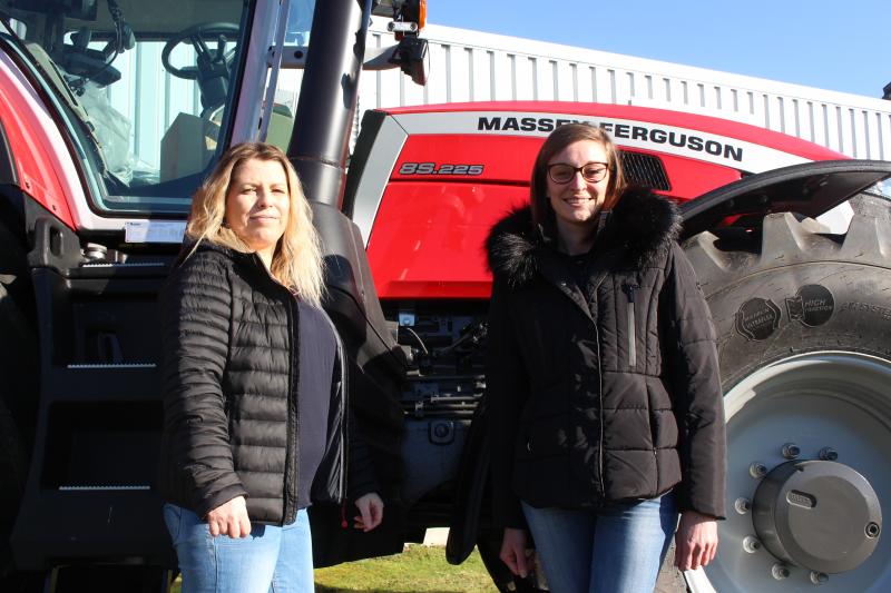 Suzie Baldwin et Mélanie Goes posent devant le 8S, dernier modèle de Massey Ferguson : le machinisme agricole se féminise.
