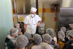 Les enfants de l'école de Clugnat ont réalisé la recette du crumble aux pommes à la Mas des Chaumes.
