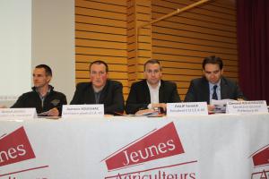 Aymeric Soleilhac (deuxième en partant de la gauche), secrétaire général de JA43 présentera le rapport dorientation 2016.