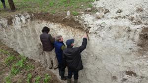 Profil 1 : Les agriculteurs observent la friabilité du sol