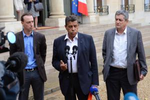 Thomas Diemer, Xavier Beulin et Dominique Barrau à la sortie de leur rendez-vous avec le Président de la République, le Premier ministre et le ministre de l'Agriculture à l'Elysée le 24 août 2015.